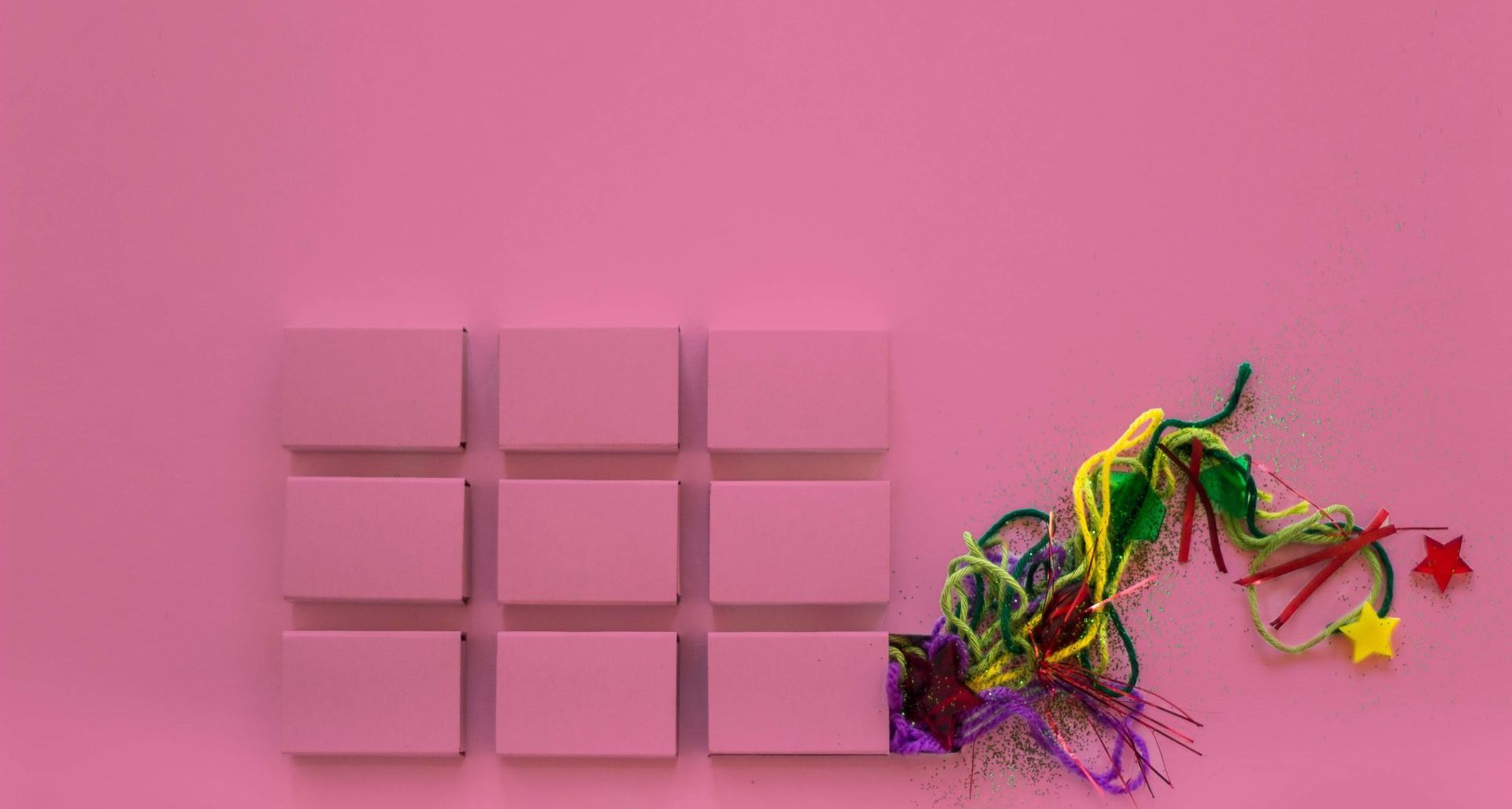 Creatief materiaal op een gekleurde achtergrond