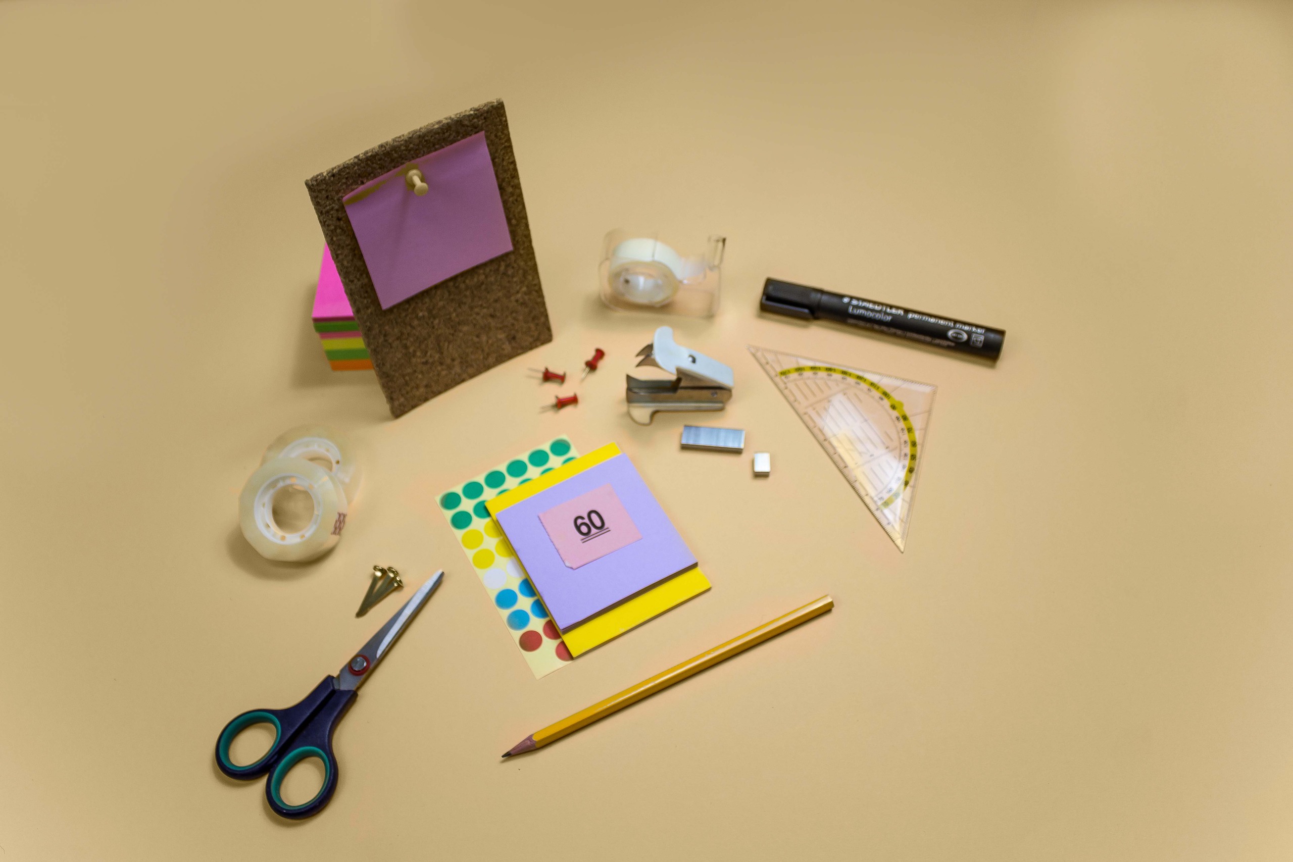 Design Thinking en Creatief materiaal op een gekleurde achtergrond